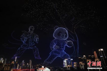 Chongqing incanta il mondo: migliaia di droni disegnano un panda gigante “sdraiato sul treno”