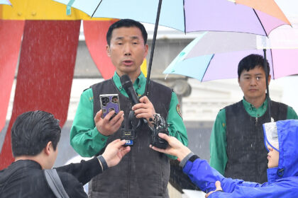 Kang Cheol-Won va in pensione dopo 38 anni con i panda: l'ex custode di Fu Bao dice addio al suo amato lavoro