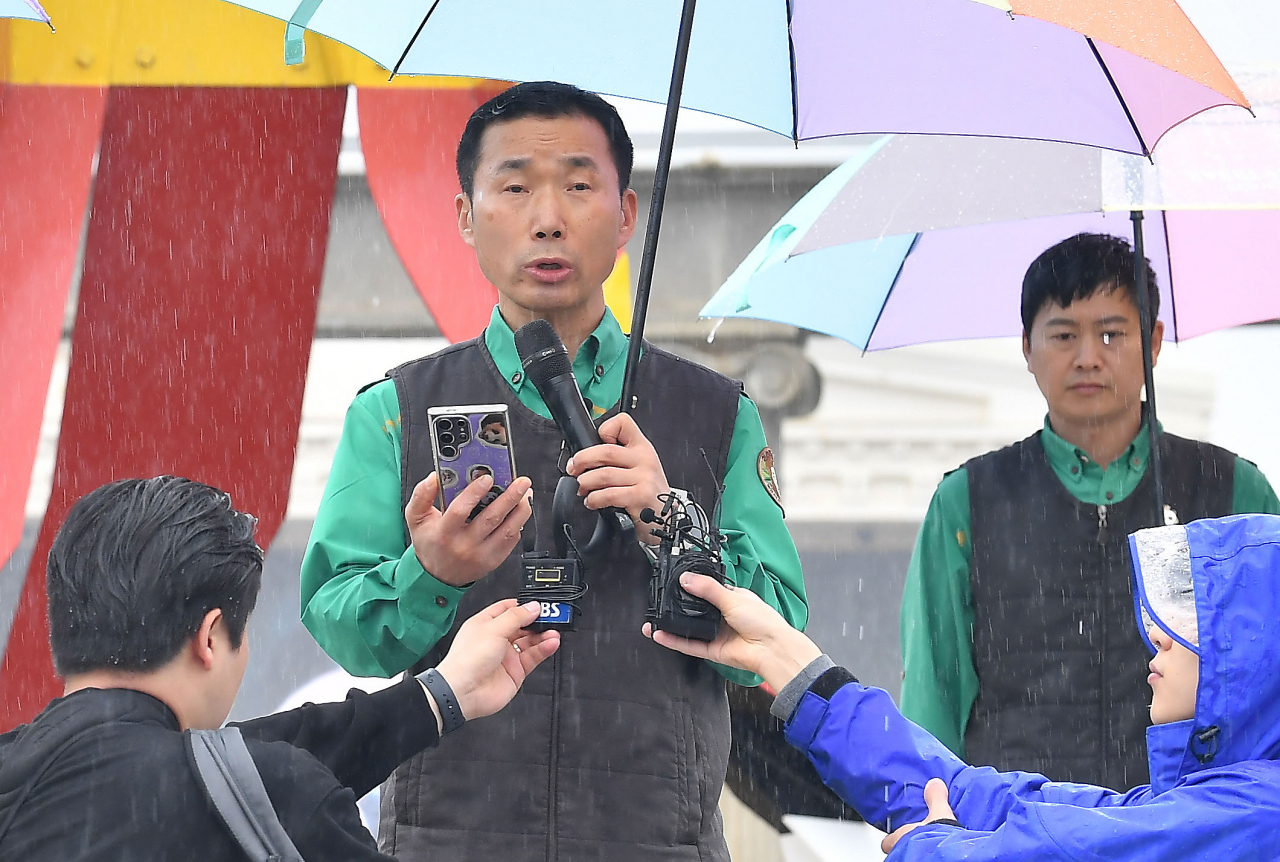 Kang Cheol-Won va in pensione dopo 38 anni con i panda: l'ex custode di Fu Bao dice addio al suo amato lavoro