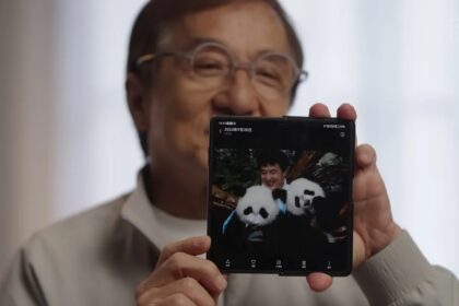 Jackie Chan adotta due panda giganti a Chengdu: nasce una nuova icona della conservazione