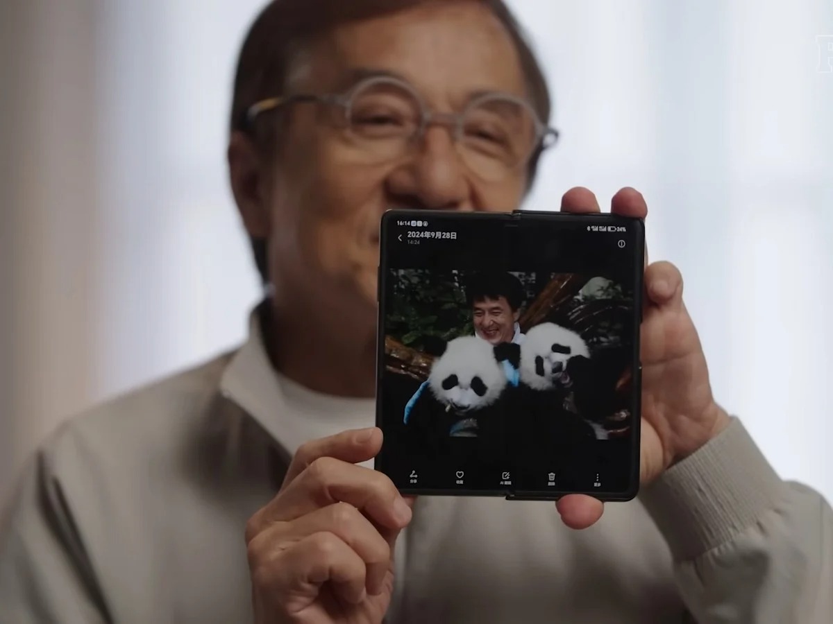 Jackie Chan adotta due panda giganti a Chengdu: nasce una nuova icona della conservazione
