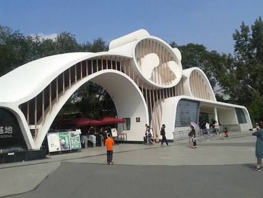 Cartello informativo sulla sospensione delle prenotazioni per la base di ricerca panda gigante di Chengdu dal 6 settembre 2026