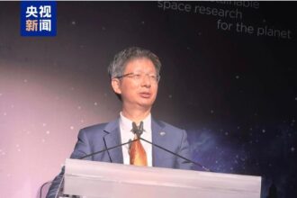 Wang Jinsong parla al podio durante la 46ª Assemblea scientifica del COSPAR a Firenze