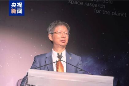 Wang Jinsong parla al podio durante la 46ª Assemblea scientifica del COSPAR a Firenze