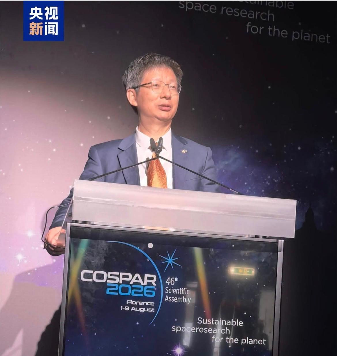 Wang Jinsong parla al podio durante la 46ª Assemblea scientifica del COSPAR a Firenze