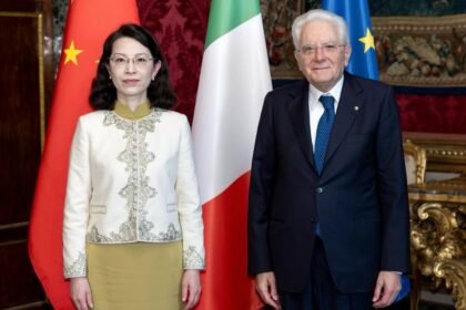 La nuova ambasciatrice cinese Hou Yue con il Presidente Sergio Mattarella al Quirinale